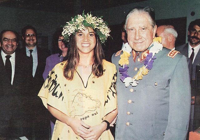 File:General_Pinochet_junto_a_una_pascuense.jpg