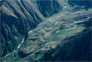 Kivijäätikkö jossa on monta virtaussilmukkaa. Chugach Mountains, Alaska.