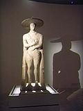 Exposition de la statue du Guerrier de Capestrano, au Musée archéologique national des Abruzzes.