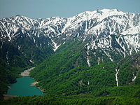 奥三方岳から望む白水湖と別山