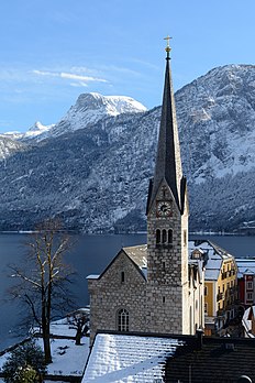 Vista da igreja paroquial luterana de Hallstatt, Alta Áustria (definição 3 215 × 4 823)