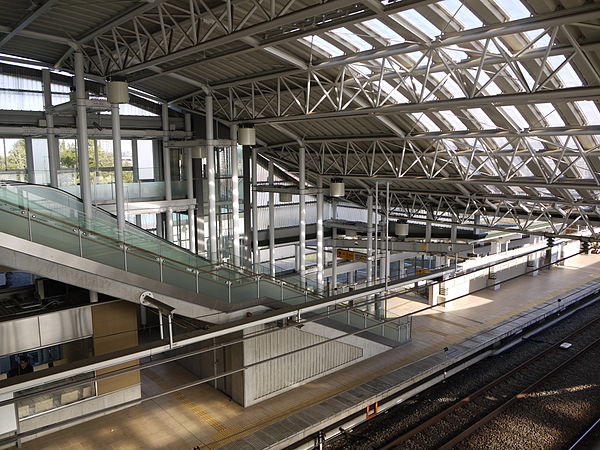 600px-Haruhino_station_inside_flyover.JPG