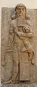 Peninggalan sejarah yang mungkin menggambarkan Gilgamesh sebagai Penguasa Binatang. Ia memegang seekor singa di tangan kirinya dan ular di tangan kanannya. Penggambaran ini dapat ditemui di relief istana Asiria dari Dur-Sharrukin yang kini disimpan di Louvre