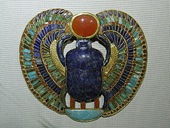Escarabeo, joya-amuleto que representa a Jepri, el escarabajo solar; proveniente de la tumba de Tutankamón (ca. 1325 a. C.), orfebrería egipcia.