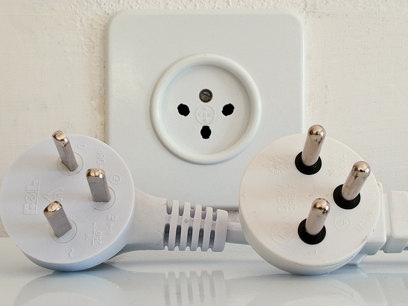 In the middle: standard socket, which accepts both old and new plugs.