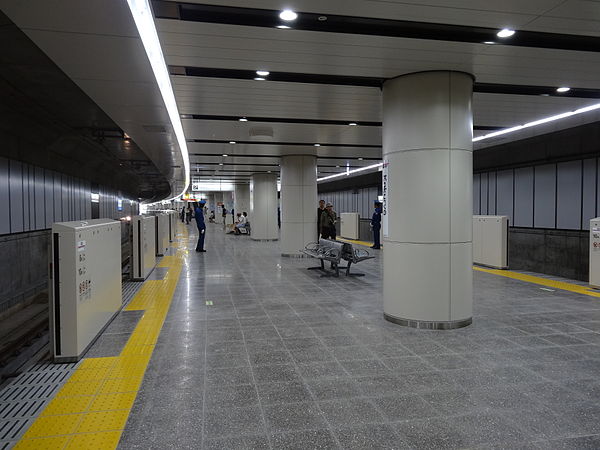 600px-Kokuryo_Station_platform_20120819.JPG