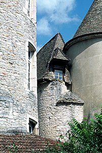 Détail des tours du château de Lugny.