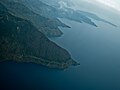 Vista aérea de la orilla sur, con la isla de Sibandang visible en el fondo.