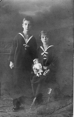 Mallász Gitta gyermekkorában a testvérével, Ottomárral (1914 körül)