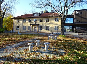 Bodals gård med Malmstensskolan till höger.