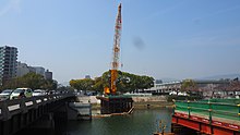 コベルコ建機のマスターテック7120G。広島市の平和大橋歩道橋の建設中。