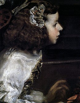 Olejomalba dívky z profilu. Dívka má tmavé vlasy zdobené bílou mašlí na straně hlavy. Je oblečena v bílém šatě.