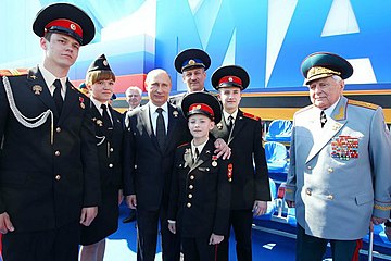 В. В. Путин, суворовцы и маршал артиллерии В. М. Михалкин на Красной площади 9 мая 2013 года