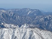 北側の能郷白山から望む舟伏山