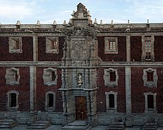 Фасада на Colegio Grande, завършена през 1749 г.,[17][18] на колежа San Ildefonso, в Мексико град, Мексико