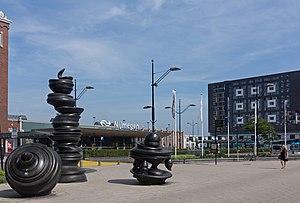 Nijmegen, sculptuur zonder titel van Tony Cragg op het Stationsplein foto4 2016-06-08 10.25.jpg