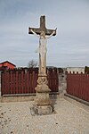 Overview_of_wayside_cross_near_house_7_in_Menhartice,_Třebíč_District.jpg