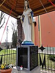 Figura Najświętszej Maryi Panny przed kościołem