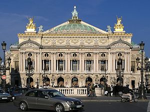 Η Όπερα του Παρισιούήταν ένα από τα αριστουργήματα του νέου Παρισιού του Ναπολέοντα Γ' και του βαρόνου Οσμάν με αρχιτέκτονα τον Σαρλ Γκαρνιέ.