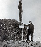 Hütte und Tafel auf der Peter-I.-Insel, errichtet am Framnæsodden vom norwegischen Kapitän Nils Larsen (1900–1976) im Februar 1929. Die Gedenktafel war beschriftet „NORVEGIA-EKSPEDITIONEN 2-2-1929“. Bei Anlandungen in den 1980er Jahren waren Hütte und Tafel nicht mehr auffindbar.
