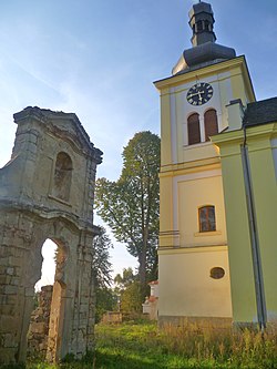 Torzo přední stěny kaple sv. Kříže v Markvarticích