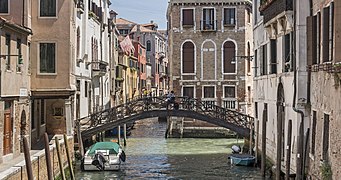 Ponte dei Consafelzi reliant Fondamenta Felzi et calle Bragadin