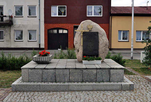 אנדרטה בכיכר השוק לזכר הפולנים המקומיים שמתו במלחמת העולם השנייה