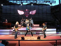 REO Speedwagon vuonna 2010. Vasemmalta: Neal Doughty, Bruce Hall, Bryan Hitt, Kevin Cronin ja Dave Amato.