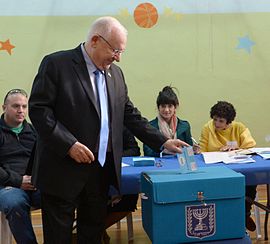 Toenmalig president Reuven Rivlin brengt in de Knessetverkiezingen van 2015 zijn stem uit