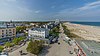 Passeig marítim amb l'Hotel Neptunal fons