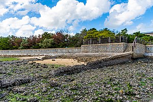 スロープを海側から。手すりのある展望デッキは後世に整備されたものである。（2021年10月撮影）