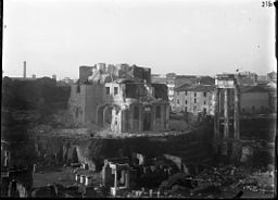 Kyrkan rivs år 1900.