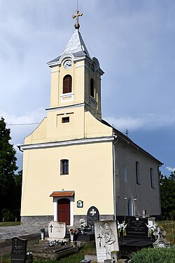 A római katolikus templom a temetővel