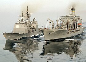 USS Vella Gulf bunkert Treibstoff bei USNS John Ericsson