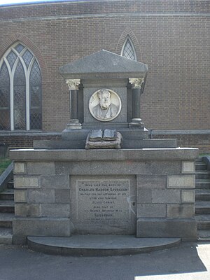 English: This is the tomb of Charles Spurgeon ...