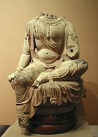 Statue de Bodhisattva de la dynastie Tang, dont il manque la tête et le bras gauche
