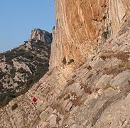 Vers une voie d'escalade dans les Dentelles