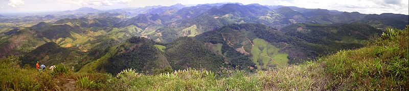 Панорамна гледка към от връх Пико до Гояпаба Асу, Фундаи, Еспирито Санто .