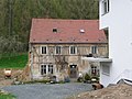 Bauernhof mit Wohnhaus, angebautem eingeschossigen Seitengebäude und kleinem Wirtschaftsgebäude