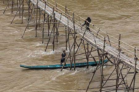 Радови на поправци и ојачавању дрвеног пешачког моста преко реке Нам Кан у близини града Луанг Прабанг, Лаос