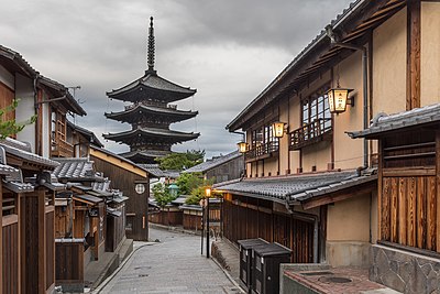 Yasaka-dori pada pagi hari dengan lentera jalan dan latar belakang Menara Yasaka (Kuil Hokan-ji) di Kyoto