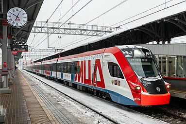 Электропоезда «Иволга 1.0» на станции Подольск в 6 и 5-вагонной составности, сцепленные по системе многих единиц