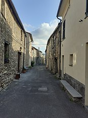 Vista du caruggiu prinsipâle da frasiun da Còsta (Unsu), dau sagràu da Capella di santi Cosma E Damiàn