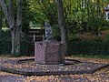 Skulptur Wasser schöpfender Knabe von Alfred Pieper im Freihof der Kindertagesstätte Kalverbenden Aachen/Burtscheid