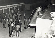 Una folla curiosa si accalca intorno al luogo di un incidente d'auto in Cecoslovacchia nel 1980.