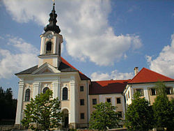 Cerkev Marijinega oznanjenja z nekdanjim samostanom