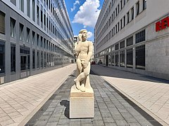 Der Schauende (2020), eine Interpretation des bekannten Halle-Gedichts von Joseph von Eichendorff, Fußgängerzone zur MDR-Hörfunkzentrale in Halle (Saale)