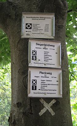 Wanderwegzeichen nahe der Burg Altena