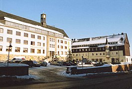 Stadtzentrum, links das Rathaus