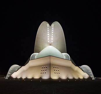 L'auditorium de Tenerife, aux îles Canaries, illuminé la nuit. (définition réelle 4 435 × 2 911)